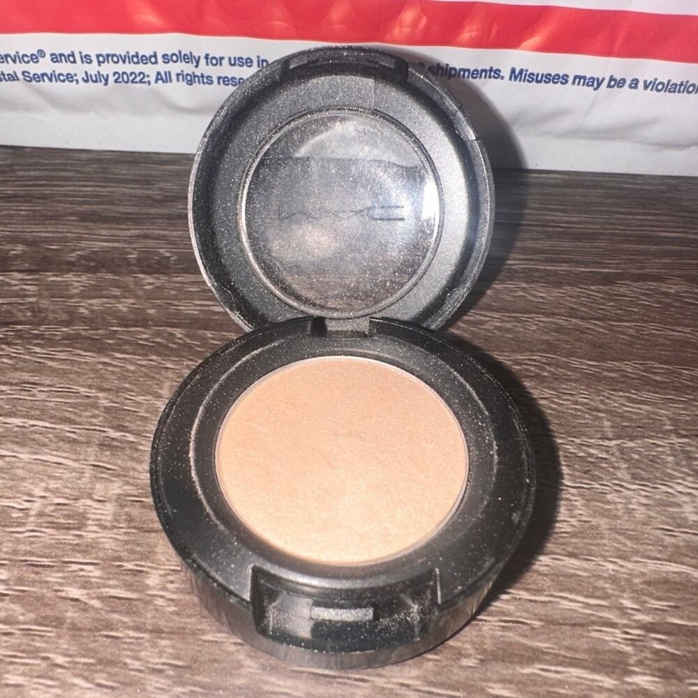 mac eye shadow FEMME‎ FI pot eyeshadow